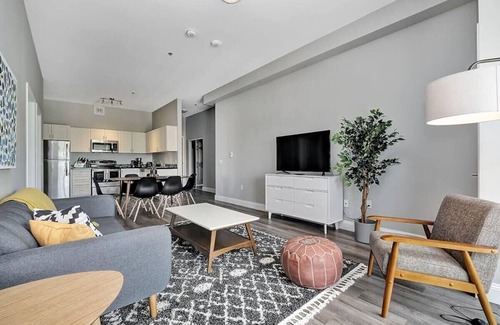 Sunnyside Condo | High-end condo downtown Kingston near RMC/Queens