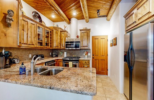 Northeast Santa Fe House | High-end gem with courtyard & patio - walk to plaza & near Santa Fe Ski Basin