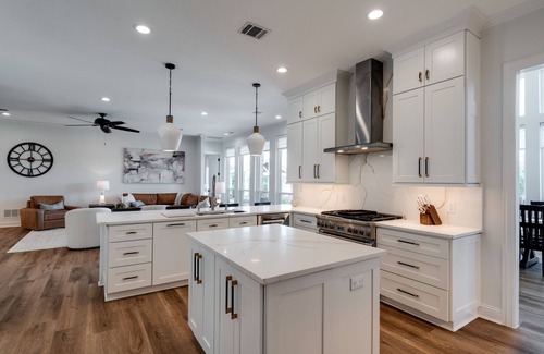 Colleyville House | High-end Home Away From Home in Colleyville,
