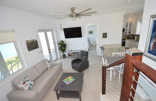 Governor's Harbour House | High-End Home- Top location-Large Pool, Generator, Snorkel-Cliff Jump-Kayak-SUP!