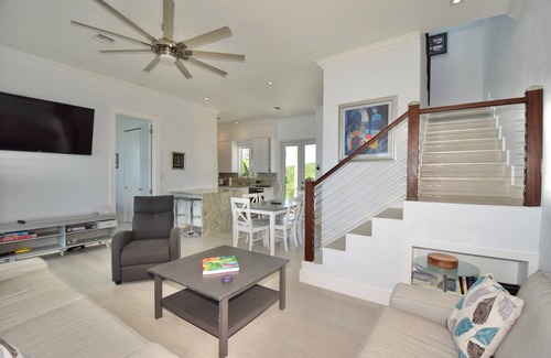Governor's Harbour House | High-End Home- Top location-Large Pool, Generator, Snorkel-Cliff Jump-Kayak-SUP!