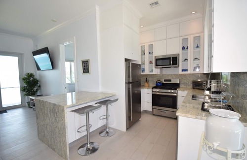 Governor's Harbour House | High-End Home- Top location-Large Pool, Generator, Snorkel-Cliff Jump-Kayak-SUP!