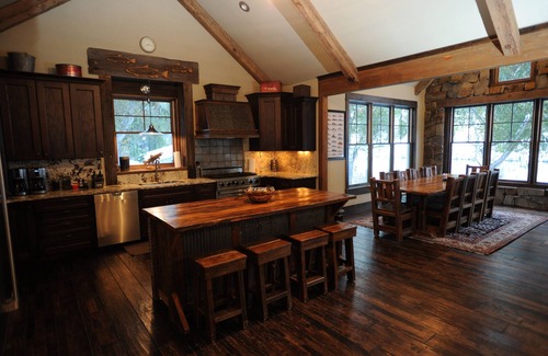 Cascade Cabin | High End Lodging for Medium to Large Groups in the Canyon of the Missouri River!