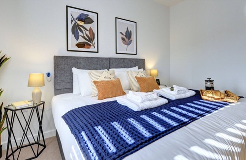 Cardington House | High End & Spacious Two Bedroom Apartment I Dedicated Parking I Great Location |