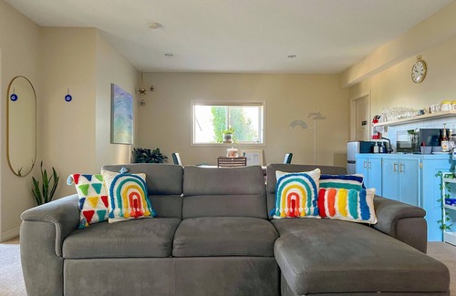 Cochrane House | High-End Suite with Mountain Scenery & Spa Hot Tub