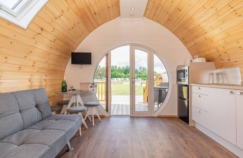 Arnold Cottage | High Farm Deluxe Pod (Hot Tub)