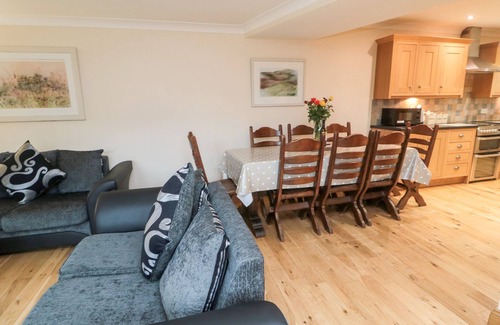 South Charlton Cottage | HIGH HEMMEL HOUSE, family friendly, with pool in Embleton