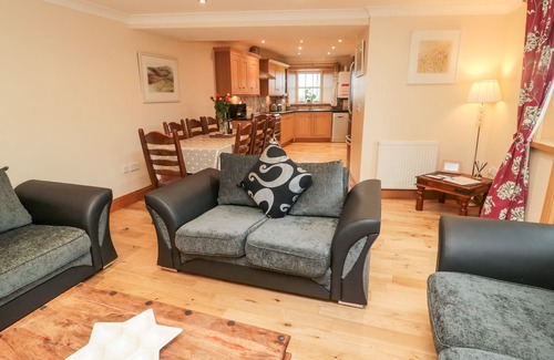 South Charlton Cottage | HIGH HEMMEL HOUSE, family friendly, with pool in Embleton