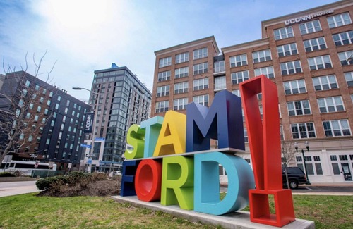 Stamford Apartment | ❤️High-Line Harbor Flat 2 BD | Train🚊 | Harbor Point Access | 40 Minutes to NYC🗽