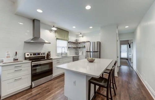 Midtown House | High Luxury Vacation Rental in Midtown- Gorgeous! Sleeps 6 w/2 full bathrooms!