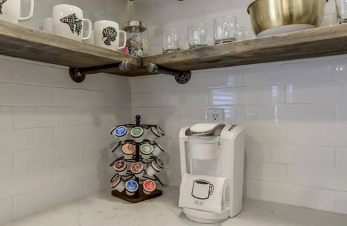 Midtown House | High Luxury Vacation Rental in Midtown- Gorgeous! Sleeps 6 w/2 full bathrooms!