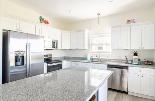 Gilchrist House | High Noon Beach Home - Golf Cart and Hot Tub