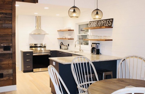 Highlands Cabin | High On the Hill - In Town Highlands!