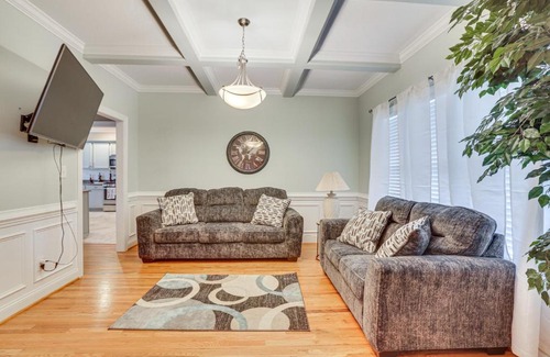High Point House | High Point Home about 1 Mi to Oak Hollow Lake!