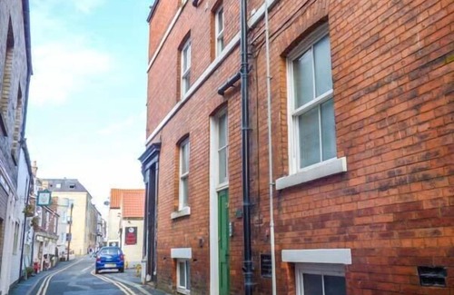 Whitby Apartment | HIGH RIDGE, pet friendly, character holiday cottage in Whitby