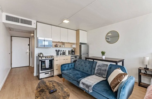 People's Freeway Apartment | High Rise 11th Floor City Views Free Pkg, Gym