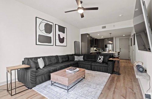 Uptown Apartment | High Rise 19th Floor Walk to AA Center No Cleaning Fee