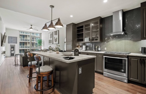 Uptown Apartment | High Rise 19th Floor Walk to AA Center No Cleaning Fee