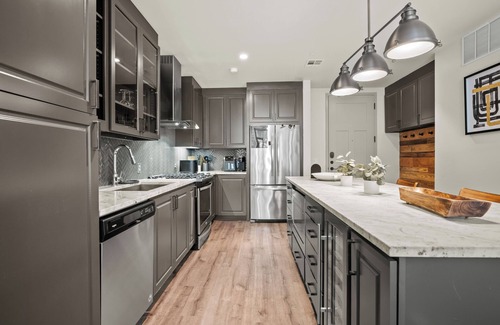 Uptown Apartment | High Rise 19th Floor Walk to AA Center No Cleaning Fee