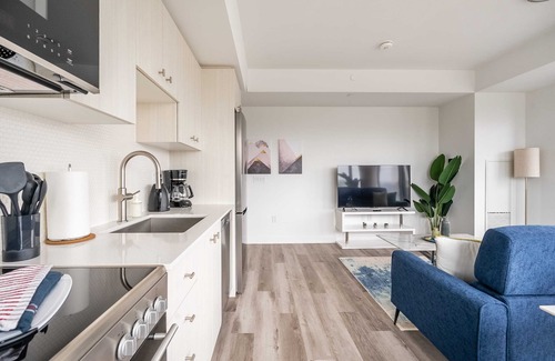 Kitchener Condo | High Rise 1BR Condo w Balcony & Beautiful Views
