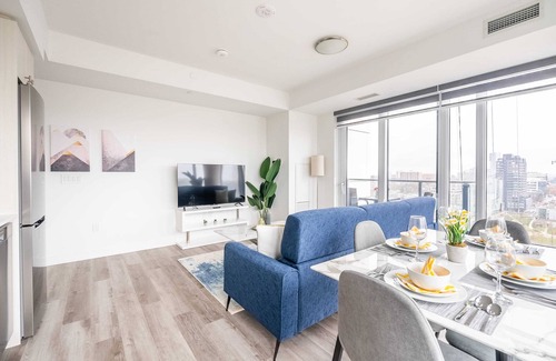 Kitchener Condo | High Rise 1BR Condo w Balcony & Beautiful Views