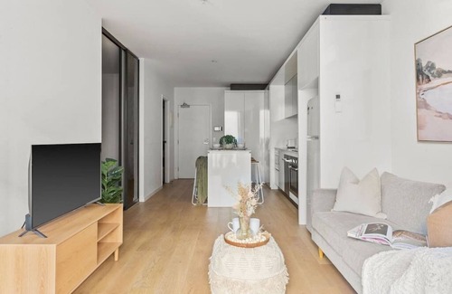 Melbourne Central Business District Apartment | High-Rise 2BR Apt CBD I Pool, Gym & Prime Location