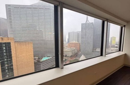 Downtown Dallas Apartment | High-Rise Apartment in Downtown Dallas w/Pool