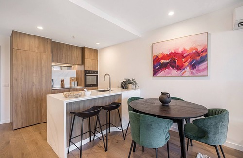 Moonee Ponds Apartment | High-Rise Balcony Unit with City Views, Gym, Pool