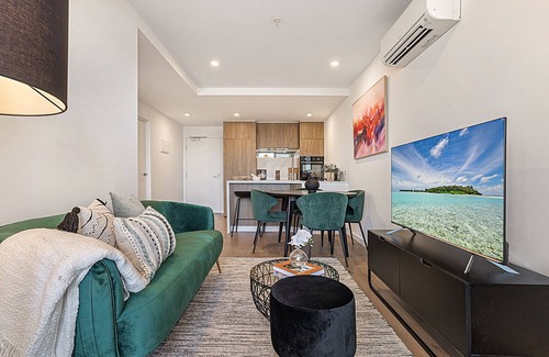 Moonee Ponds Apartment | High-Rise Balcony Unit with City Views, Gym, Pool