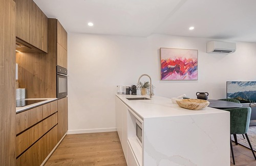 Moonee Ponds Apartment | High-Rise Balcony Unit with City Views, Gym, Pool