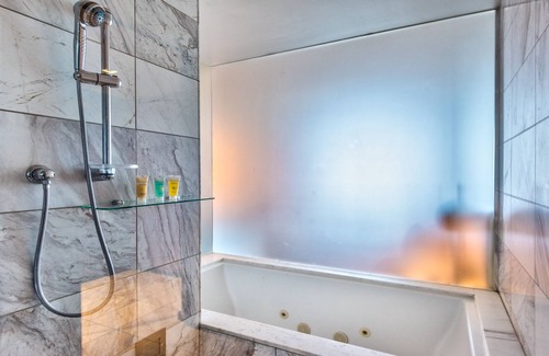 Las Vegas Hotel | High Rise Condo- Few minutes from the strip!