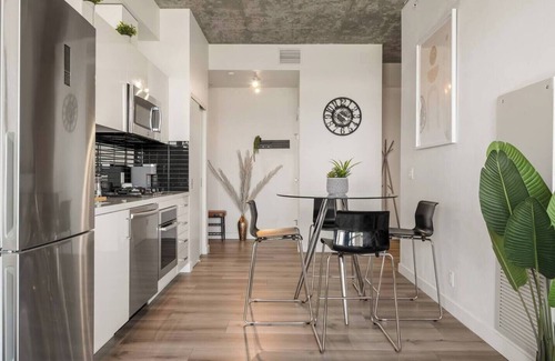 Connaught Apartment | High-Rise Haven | AC, VIEWS, Pool, Gym & Parking