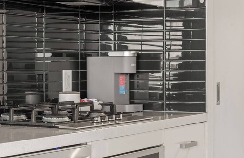 Connaught Apartment | High-Rise Haven | AC, VIEWS, Pool, Gym & Parking
