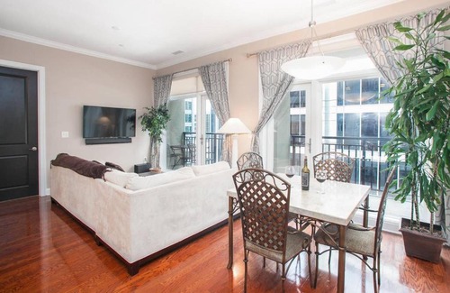 Charlotte Center City Apartment | High Rise - Pool & Gym - Breathtaking City Views