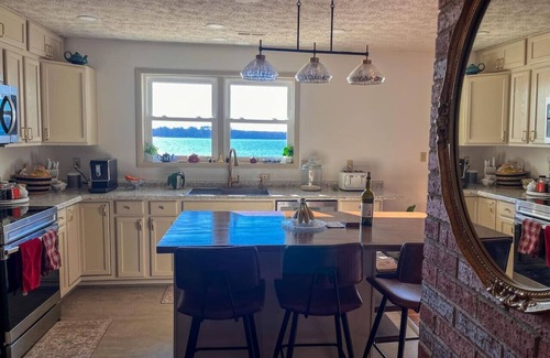 Valley Lee House | High River Bank with $1M Sunset View, 3 min to College