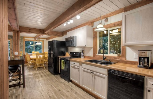 Gold Bar House | High River Haven: Cozy pet friendly riverfront cottage, a perfect couples retreat!