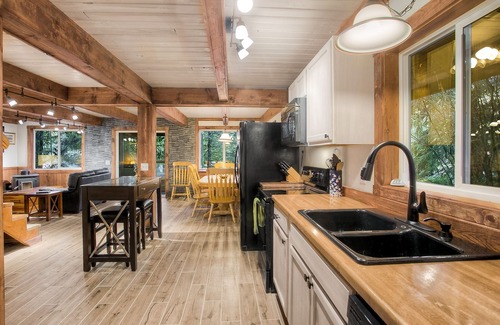 Gold Bar House | High River Haven: Cozy pet friendly riverfront cottage, a perfect couples retreat!