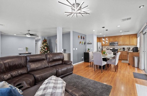 Sunrise Manor House | High Roller Retreat | Close To Strip | Fireplace | Outdoor Patio