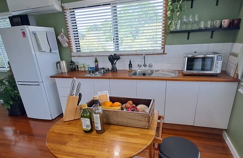 Atherton Apartment | High Set 1 bedroom apartment with views central Atherton
