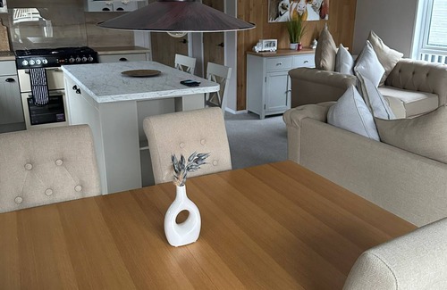 Allerthorpe Cabin | High spec lake side lodge locate on a 5 star golf club and country park