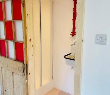 Farnham Apartment | High spec studio cabin-Farnham centre