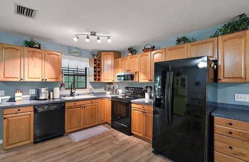 Dunnellon House | High speed internet, bikes kayaks fenced backyard, pet friendly on Withlacoochee