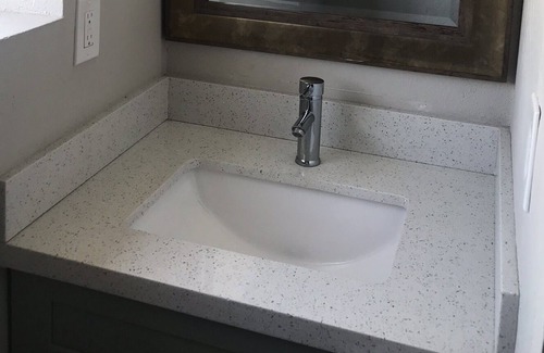 Governmental Mall Condo | High Speed WiFi - Clean, Simple and Central - 5 min from downtown