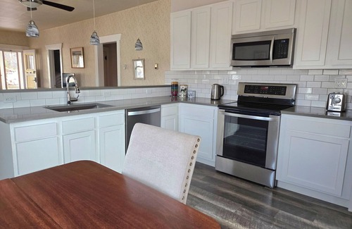 Lyons House | High St. Bungalow; 30 Day+ Lyons Gem! Mt Views, Location, Music, Dog Friendly