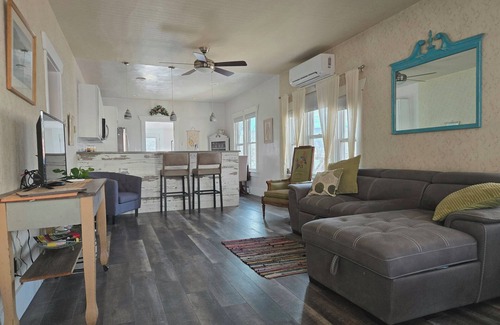 Lyons House | High St. Bungalow; 30 Day+ Lyons Gem! Mt Views, Location, Music, Dog Friendly