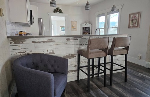 Lyons House | High St. Bungalow; 30 Day+ Lyons Gem! Mt Views, Location, Music, Dog Friendly