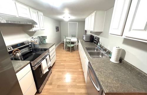 Waterbury Apartment | High Street Hideaway- Cozy 2-bedroom apartment with WiFi, in welcoming Waterbury