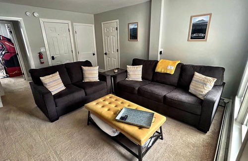 Waterbury Apartment | High Street Hideaway- Cozy 2-bedroom apartment with WiFi, in welcoming Waterbury