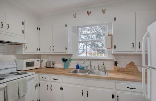 Batesville Cottage | High Street | Walk to Everything Crozet | Pet-Friendly