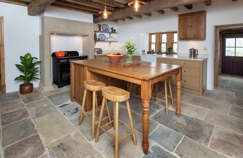 Sutton-in-Craven Cottage | HIGH STUBBING FARM, with hot tub in Cowling